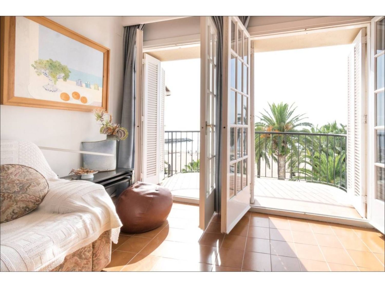 Apartment for sale on the first line of the sea on Paseo de la Ribera, in Sitges