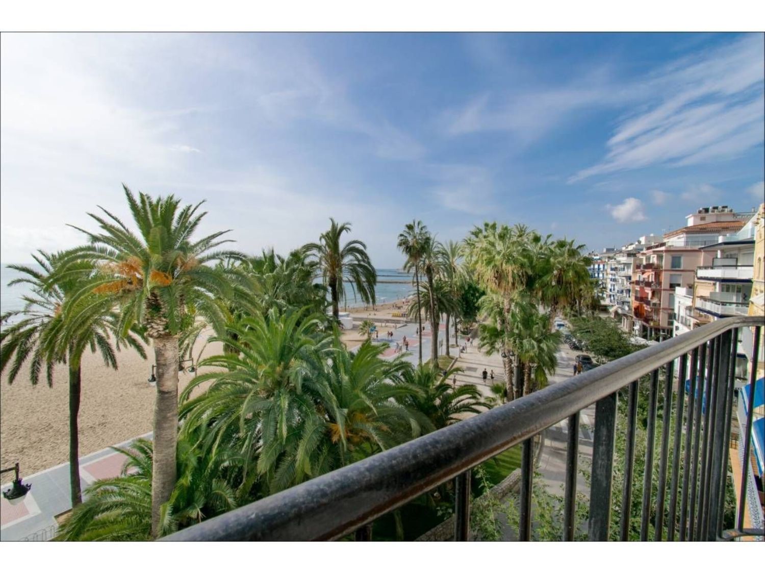Apartment for sale on the first line of the sea on Paseo de la Ribera, in Sitges