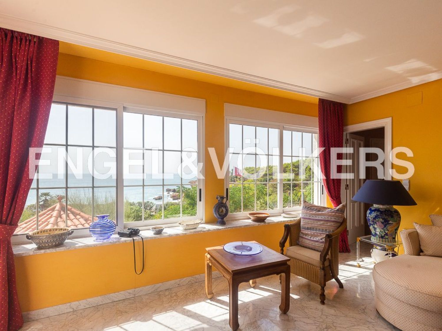 House for sale on the first line of the sea in the Urban Center, in Vinaròs