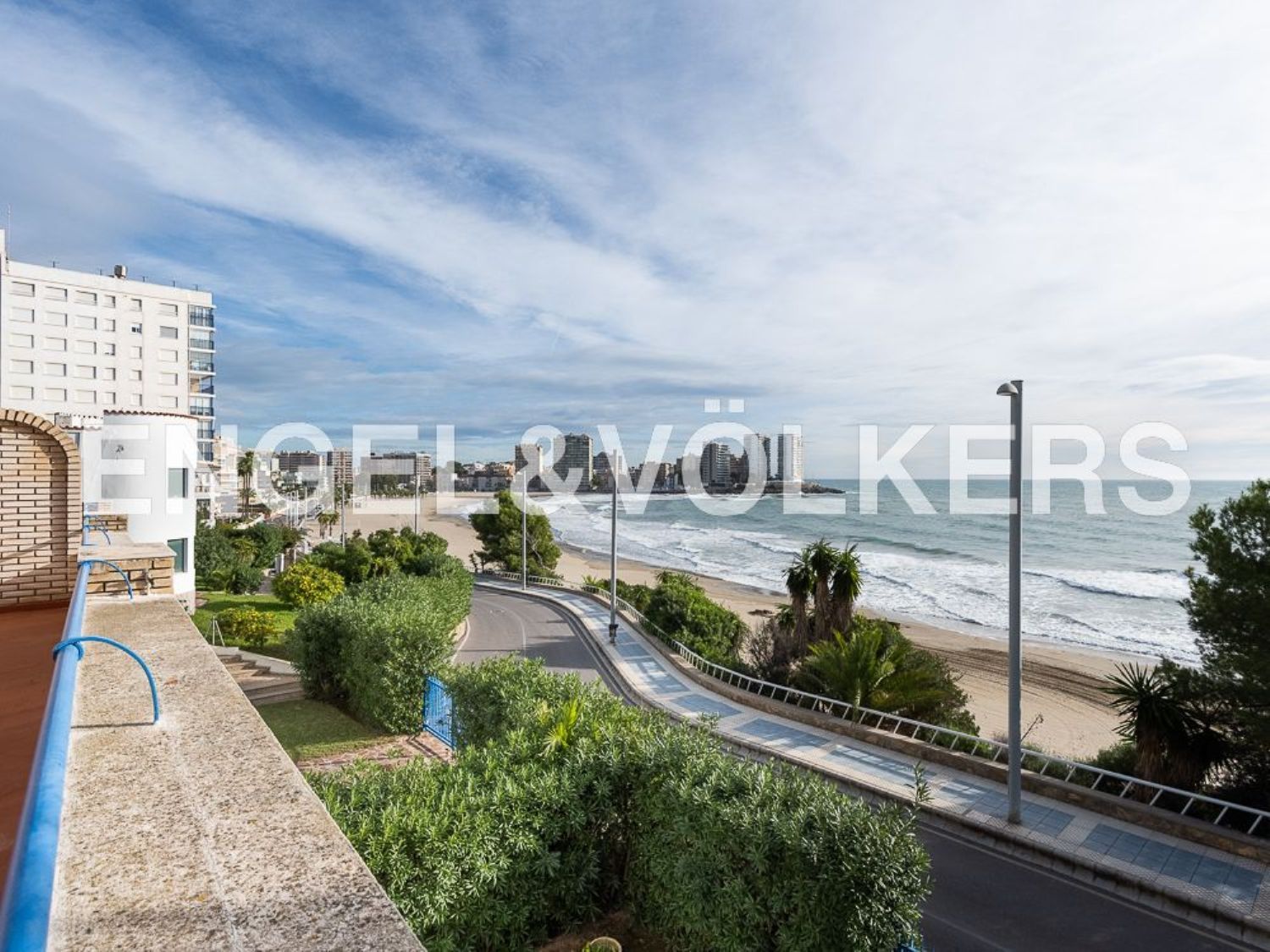 Vende-se casa geminada na primeira linha do mar na zona de Playa de la Concha, em Oropesa del Mar