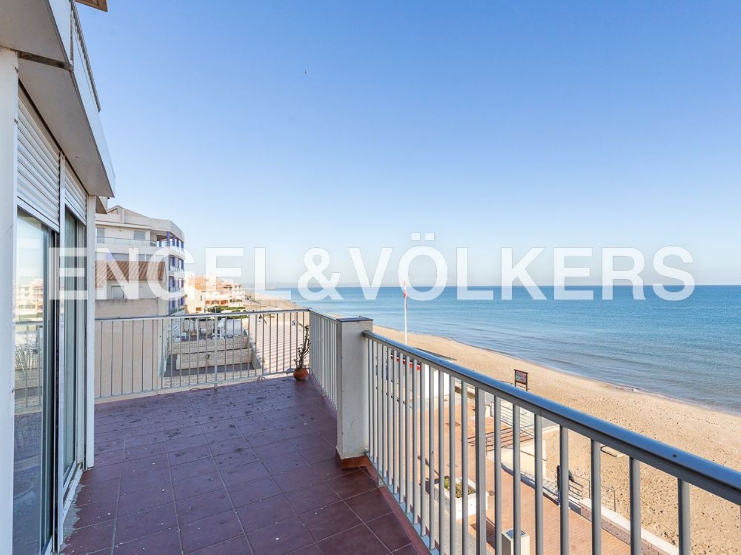 Apartment for sale on the seafront in Les Palmeres, in Sueca