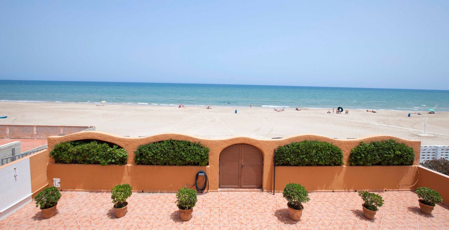 House for sale on the seafront in El Perellonet