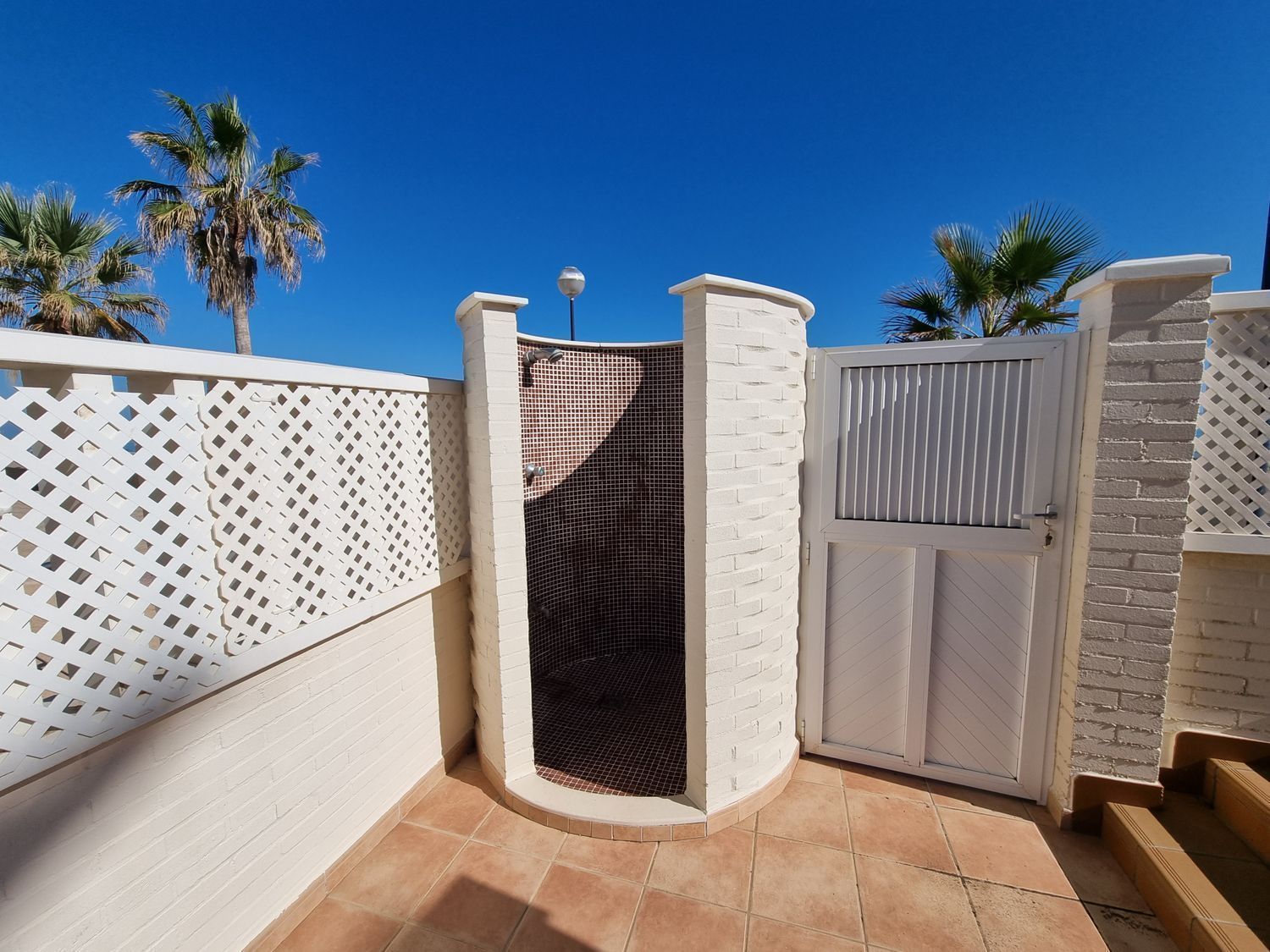 House for sale on the seafront on Avenida de la Mar, in Miramar