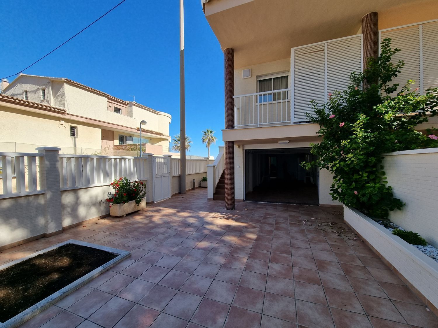 House for sale on the seafront on Avenida de la Mar, in Miramar