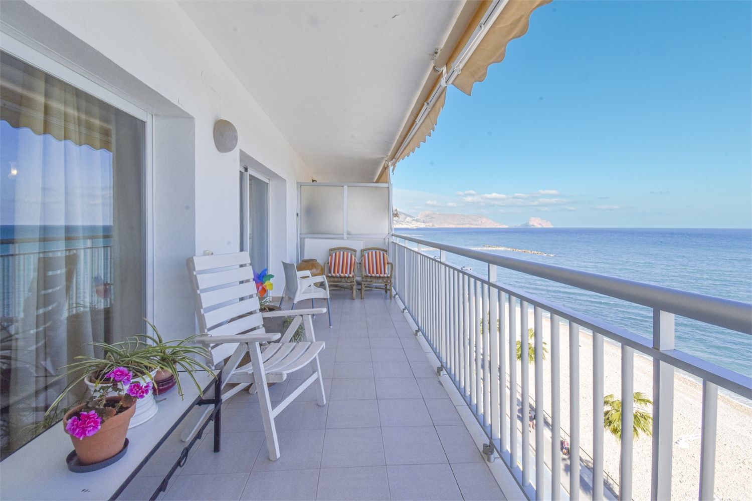 Apartment for sale on the seafront in Calle la Mar, in Altea