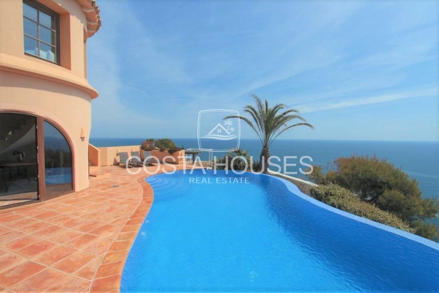 House for sale on the seafront on Calle Franz Joseph Haydn, in Jávea