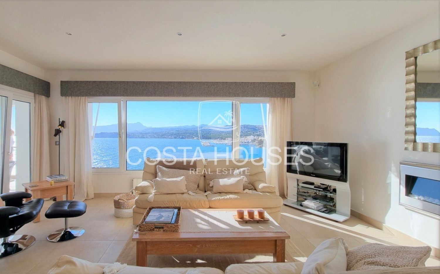 House for sale on the seafront in Moraira