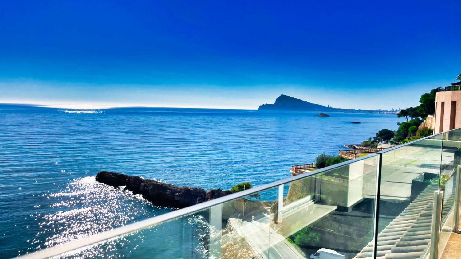 Ático en venta en primera línea de mar en Mascarat, Altea