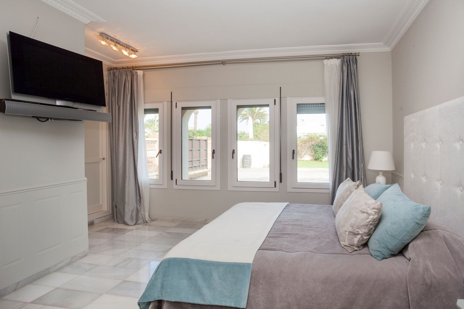 Casa en venta en primera línea de mar en la Urbanización Las Chapas, en Marbella