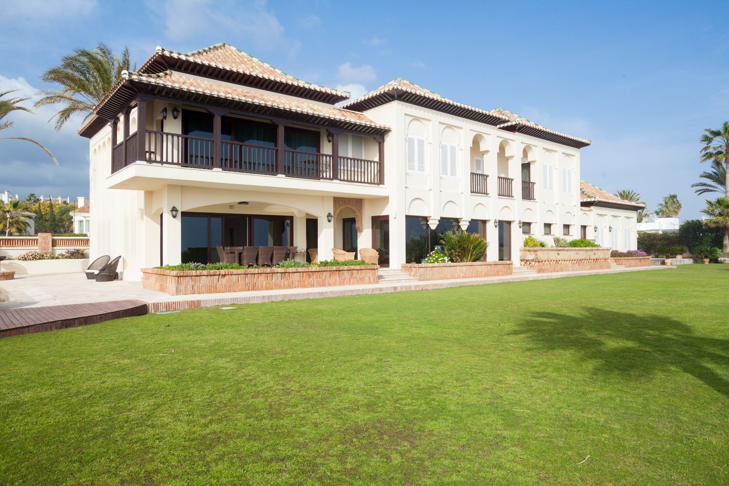 Casa en venta en primera línea de mar en la Urbanización Las Chapas, en Marbella