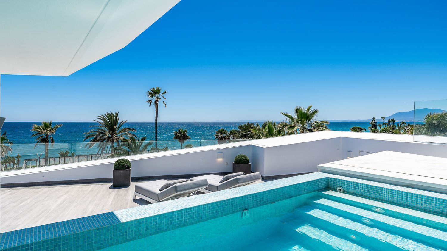 Casa en venta en primera línea de mar en la Calle Jabalí, en Marbella