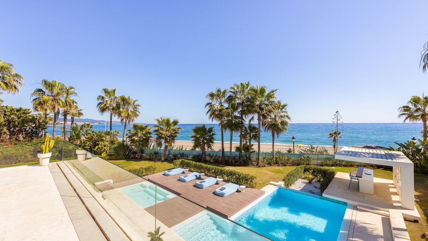 Casa en venda a primera línia de mar a la Milla d'Or, a Marbella