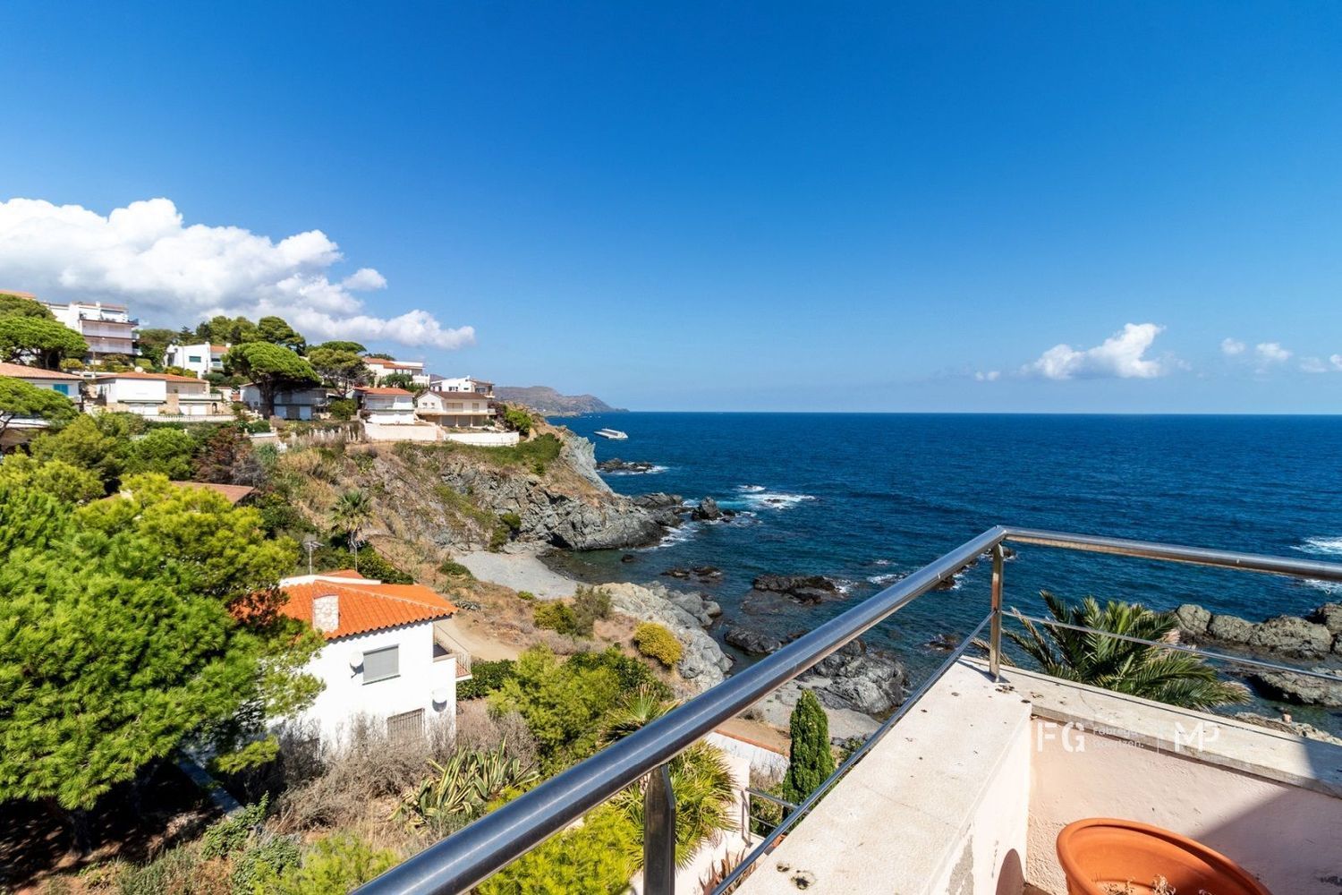House for sale on the seafront on Avenida Carboneres, in Llançà