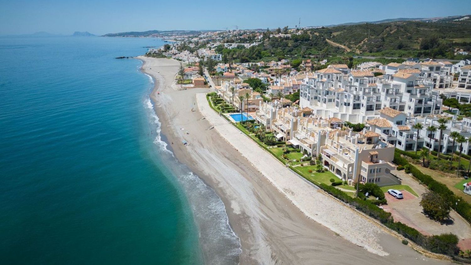 Piso en venta en primera línea de mar en Urbanización Playa del Moral, en Estepona
