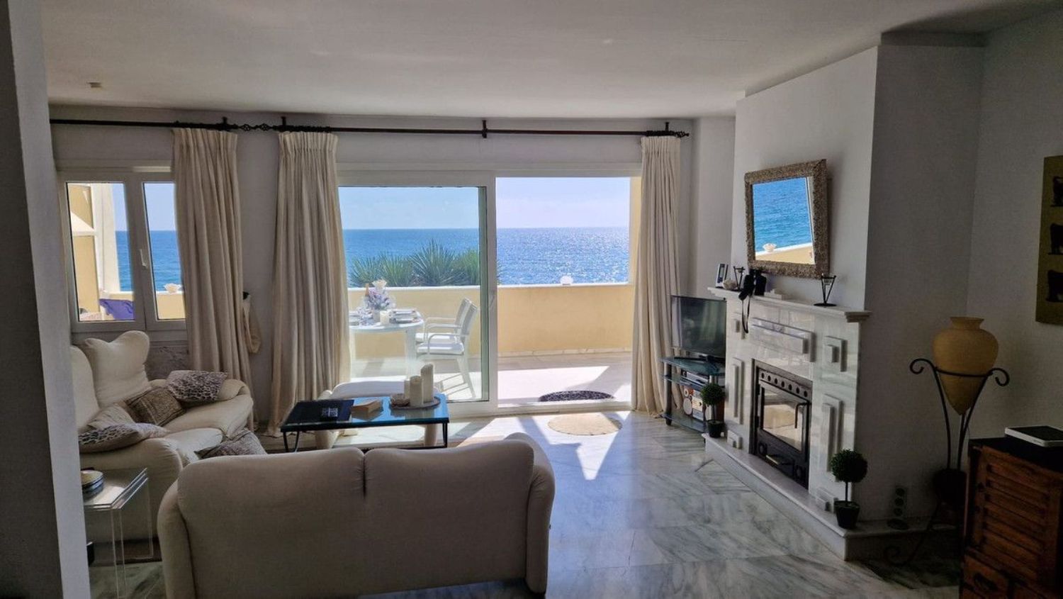 Apartment for sale on the seafront in Playa del Moral Urbanization, in Estepona