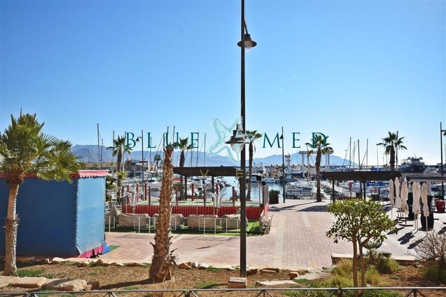 Planta baixa en venda a primera línia de mar al Port Esportiu a Mazarrón