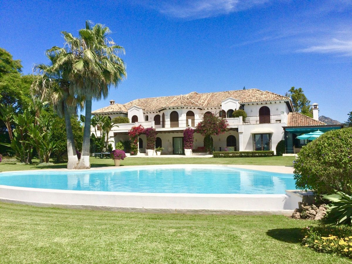 House for sale on the seafront on Calle Eucalipto, in Estepona