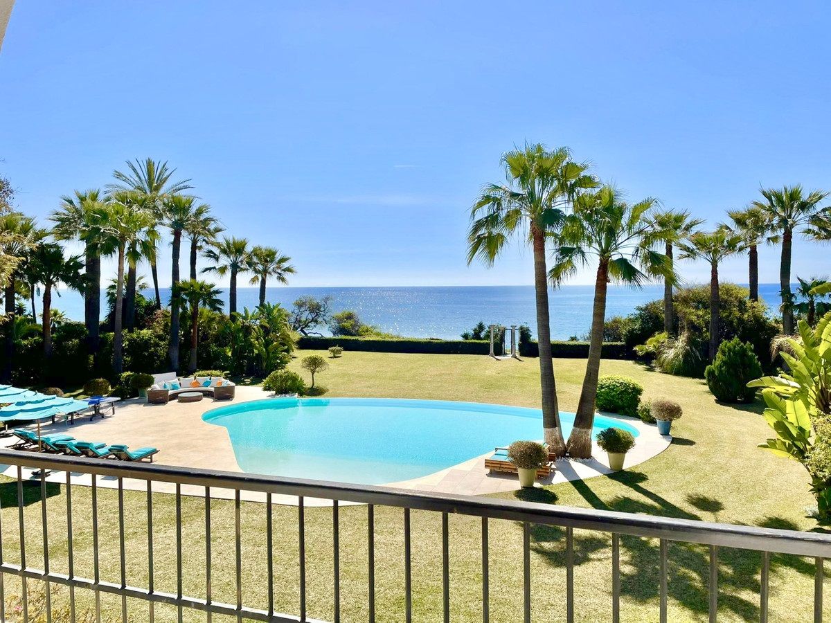 House for sale on the seafront on Calle Eucalipto, in Estepona