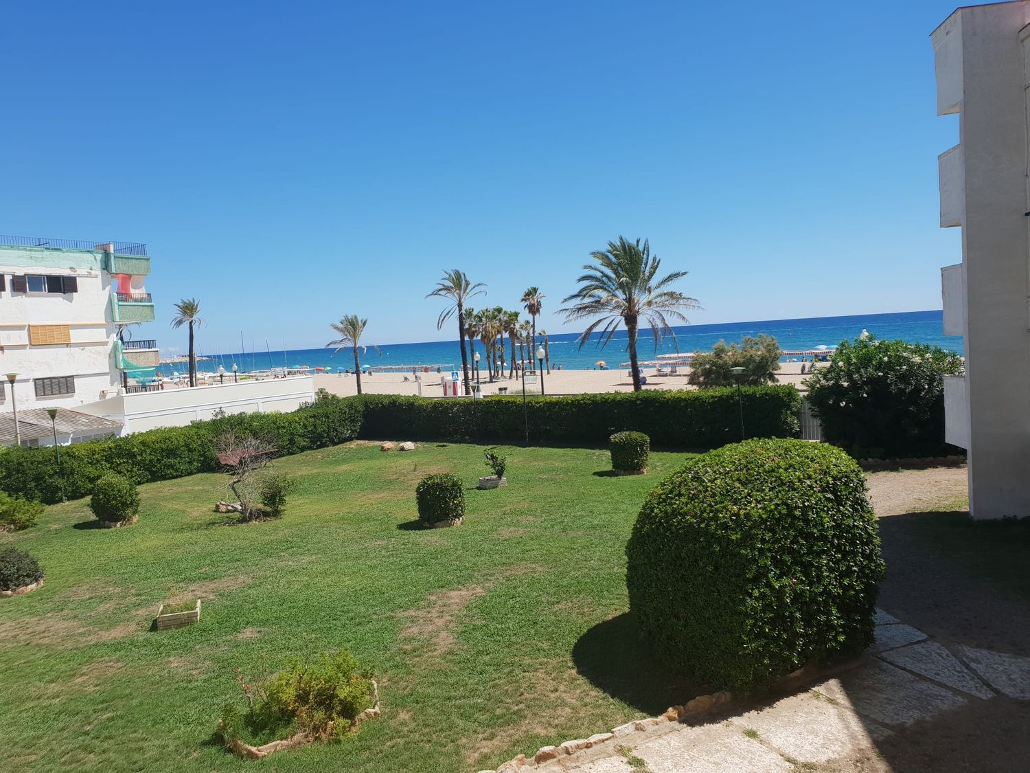 Flat for sale on the seafront on Paseo Marítimo de Masia Blanca, in Coma-Ruga