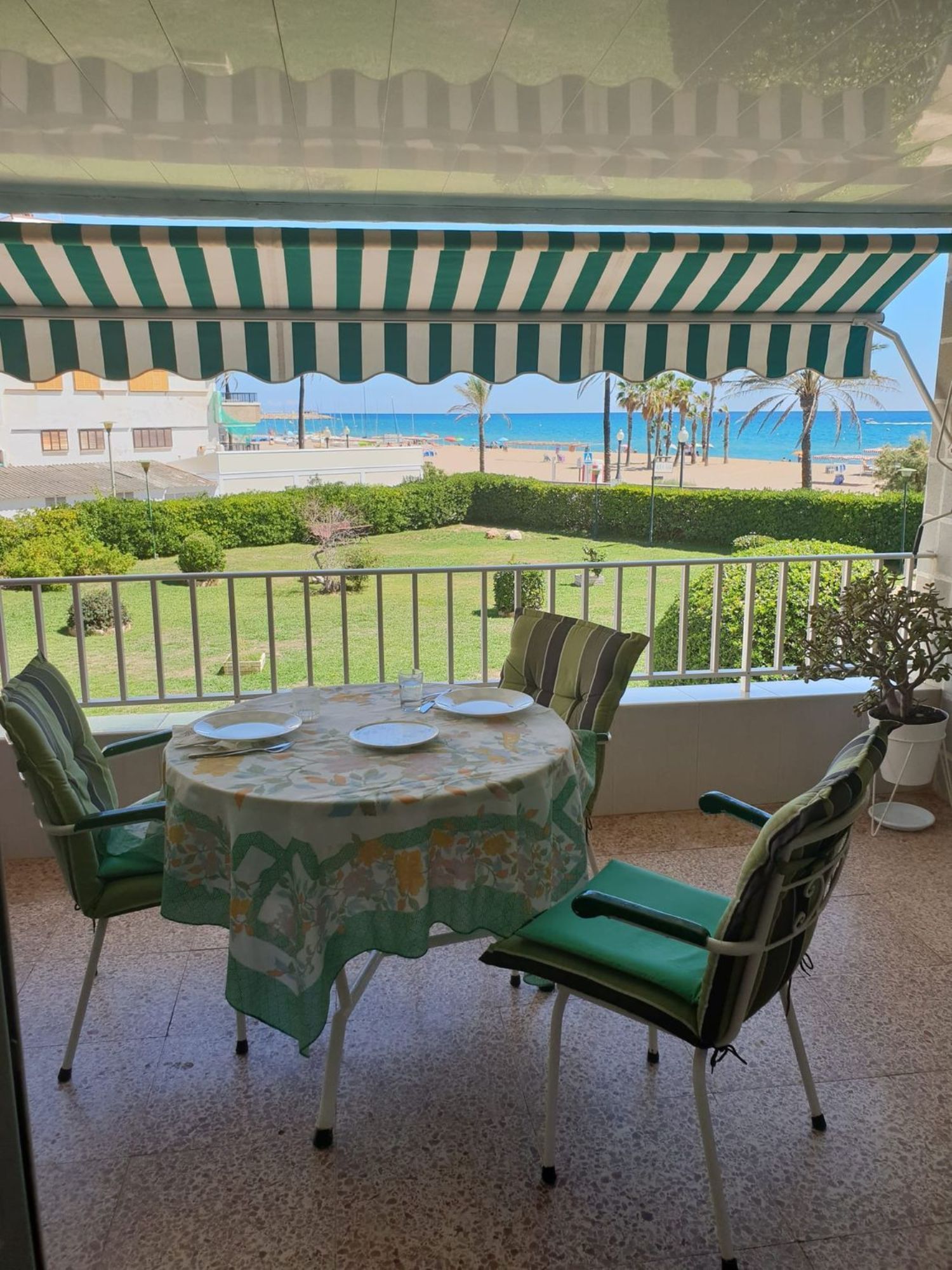 Flat for sale on the seafront on Paseo Marítimo de Masia Blanca, in Coma-Ruga