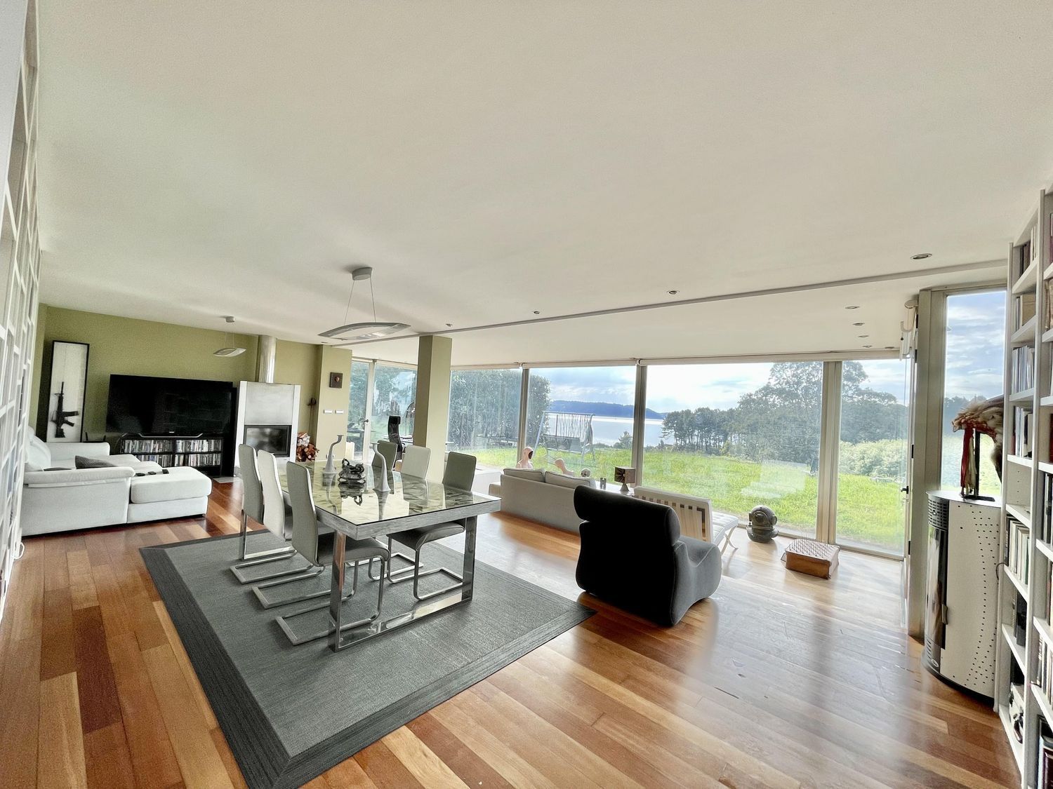 House for sale on the seafront on Boebre Beach, in Pontedeume