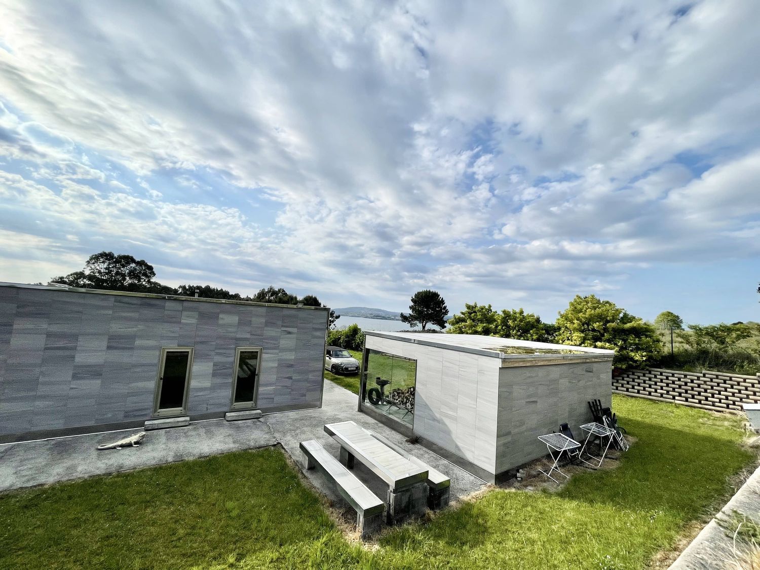House for sale on the seafront on Boebre Beach, in Pontedeume