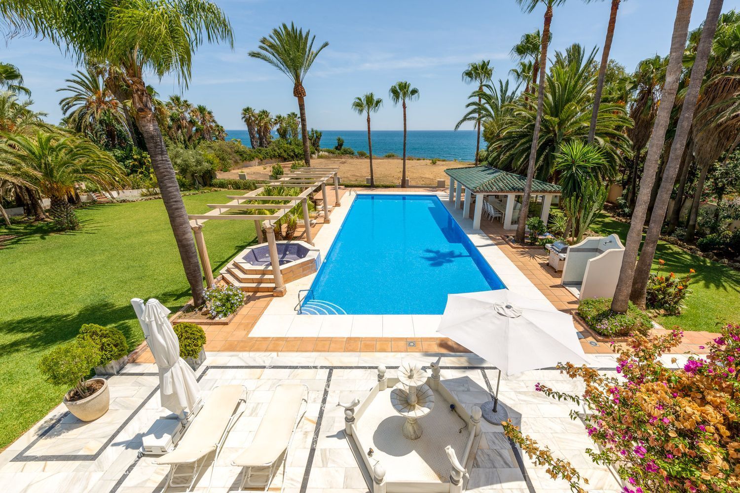 House for sale on the seafront in Guadalobón, in Estepona