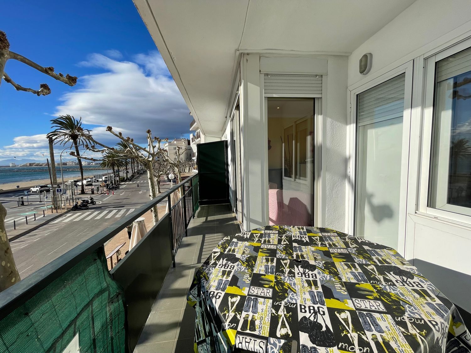 Apartment for sale on the seafront on Avenida de Rhode, in Roses