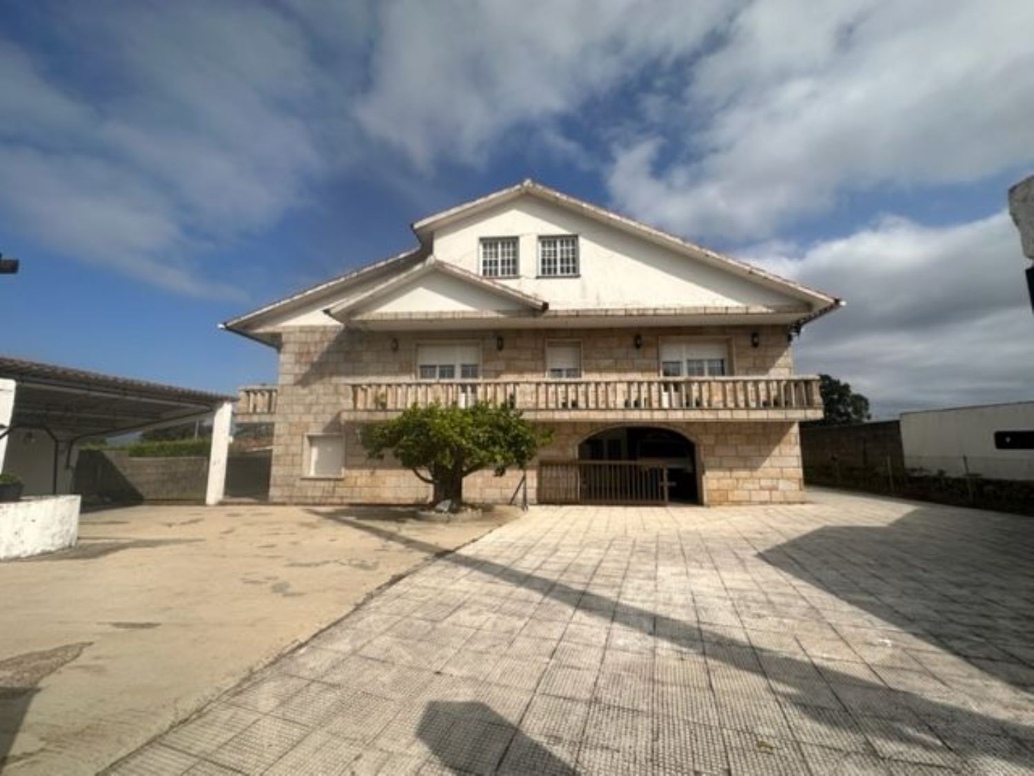 Casa en venta en primera línea de mar en Vilanova De Arousa