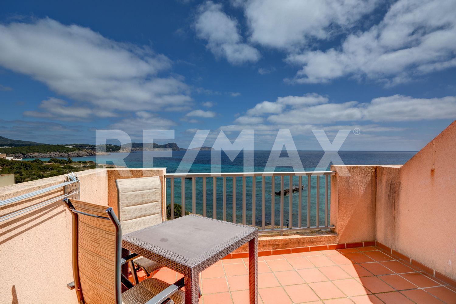 Apartamento para venda na primeira linha do mar na Avenida Cala Nova, em Ibiza