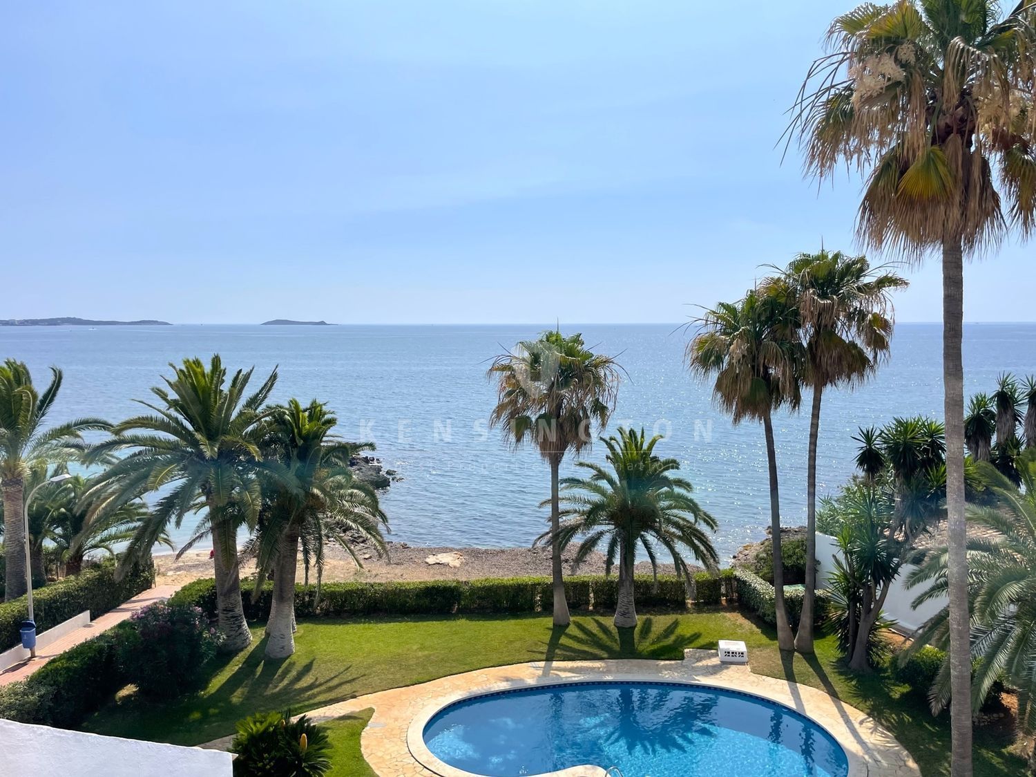 Penthouse para venda à beira-mar em Santa Eulalia del Río, em Ibiza