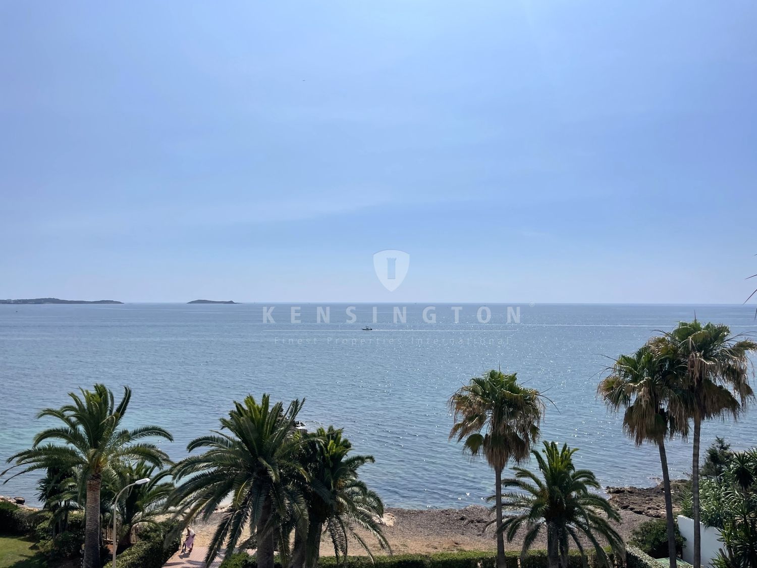 Ático en venta en primera línea de mar en Santa Eulalia del Río, en Ibiza