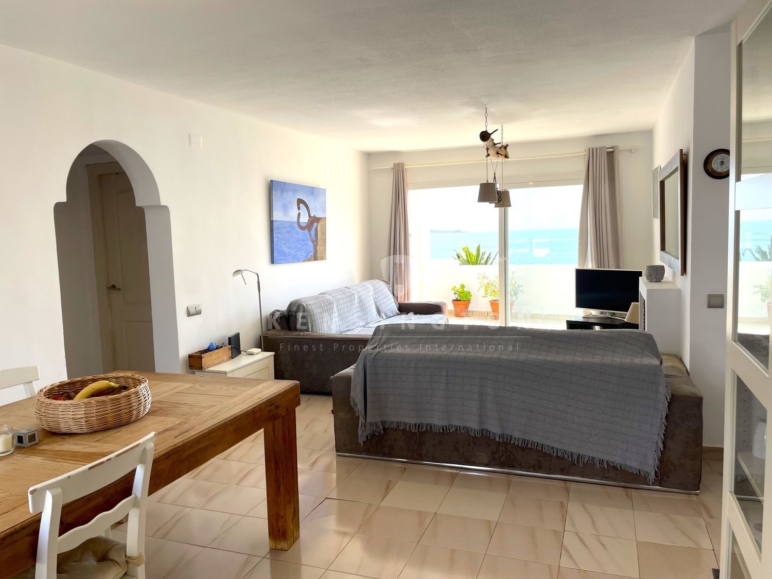 Ático en venta en primera línea de mar en Santa Eulalia del Río, en Ibiza