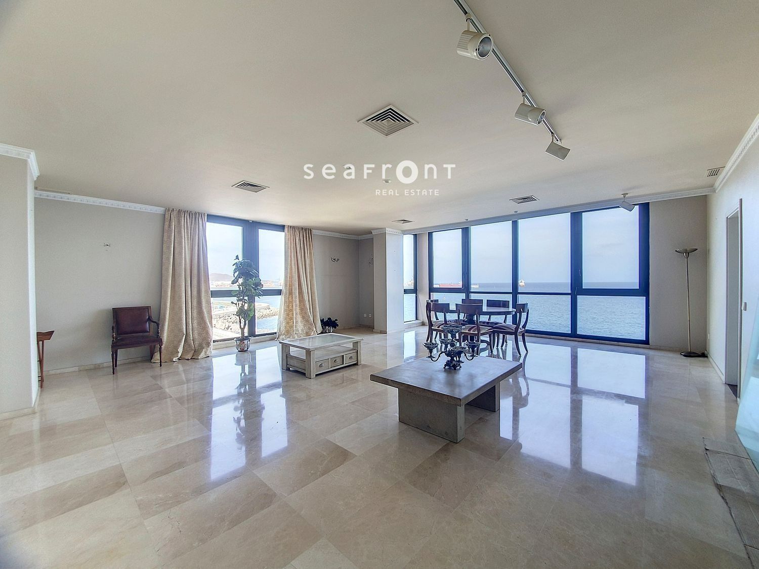 Apartment for sale on the seafront in Avenida Maritim, Las Palmas Pis en venda a primera línia de mar a Avenida Maritim, Las Palmas de Gran Canaria