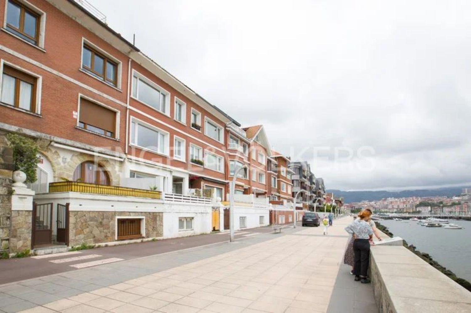 Duplex for sale on the seafront in Muelle de las Arenas, in Getxo