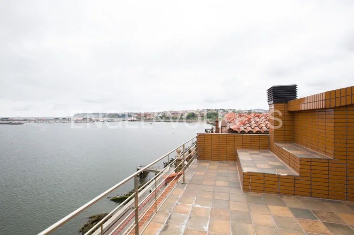 Duplex for sale on the seafront in Muelle de las Arenas, in Getxo