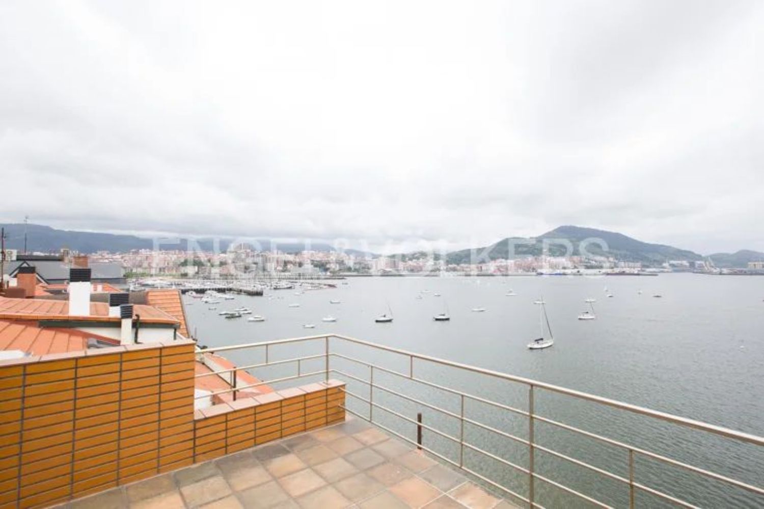 Duplex for sale on the seafront in Muelle de las Arenas, in Getxo