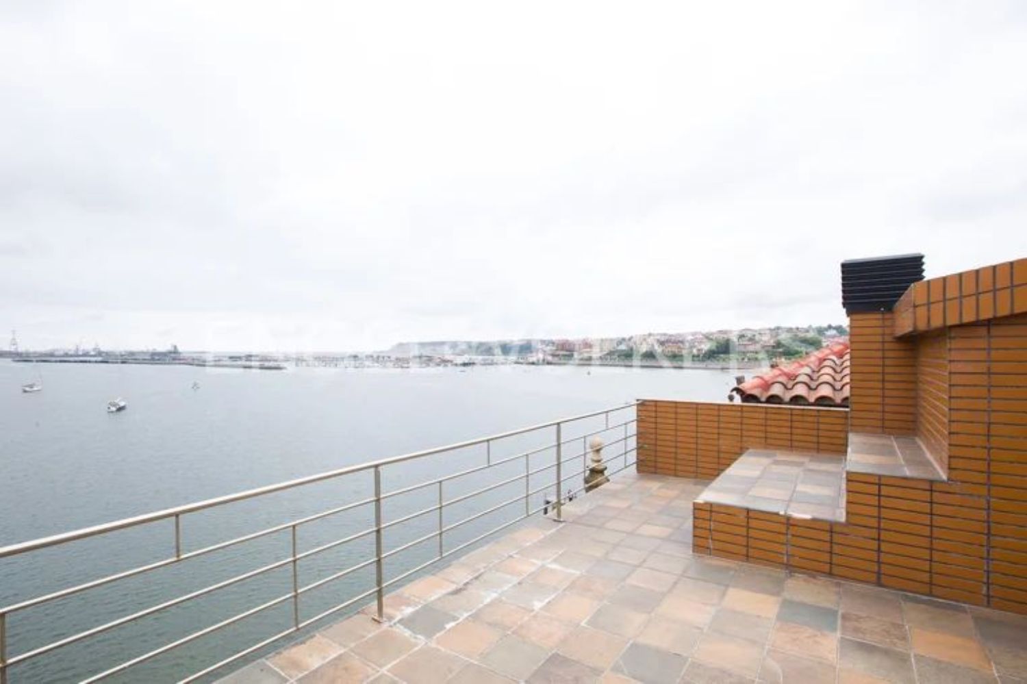 Duplex for sale on the seafront in Muelle de las Arenas, in Getxo