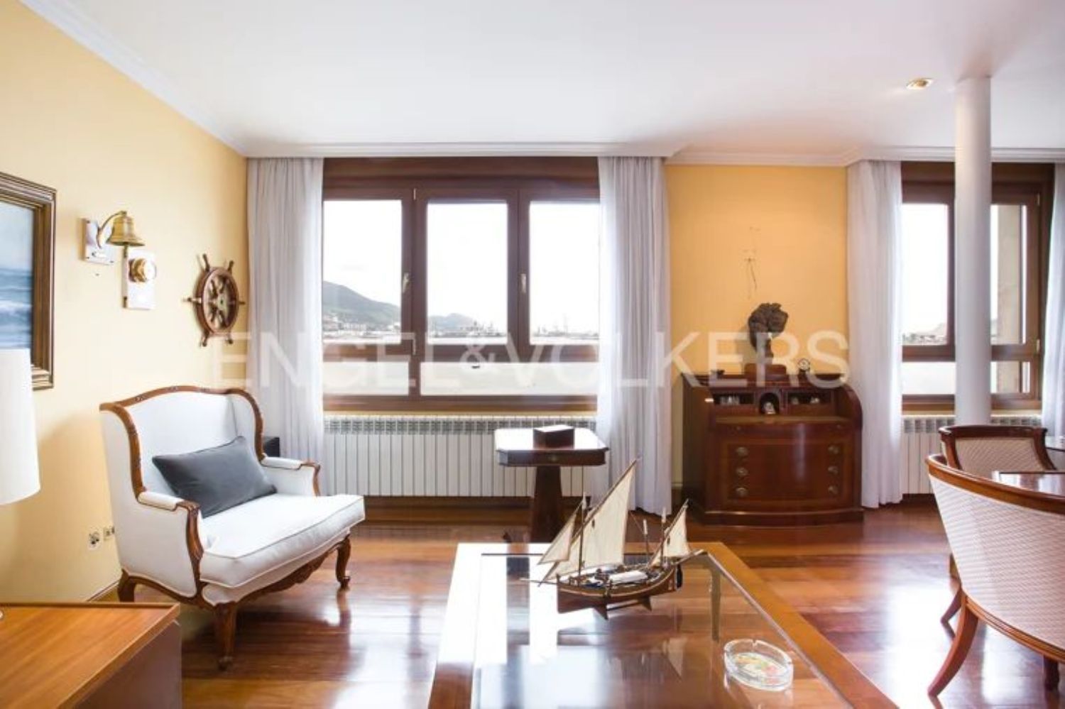 Duplex for sale on the seafront in Muelle de las Arenas, in Getxo