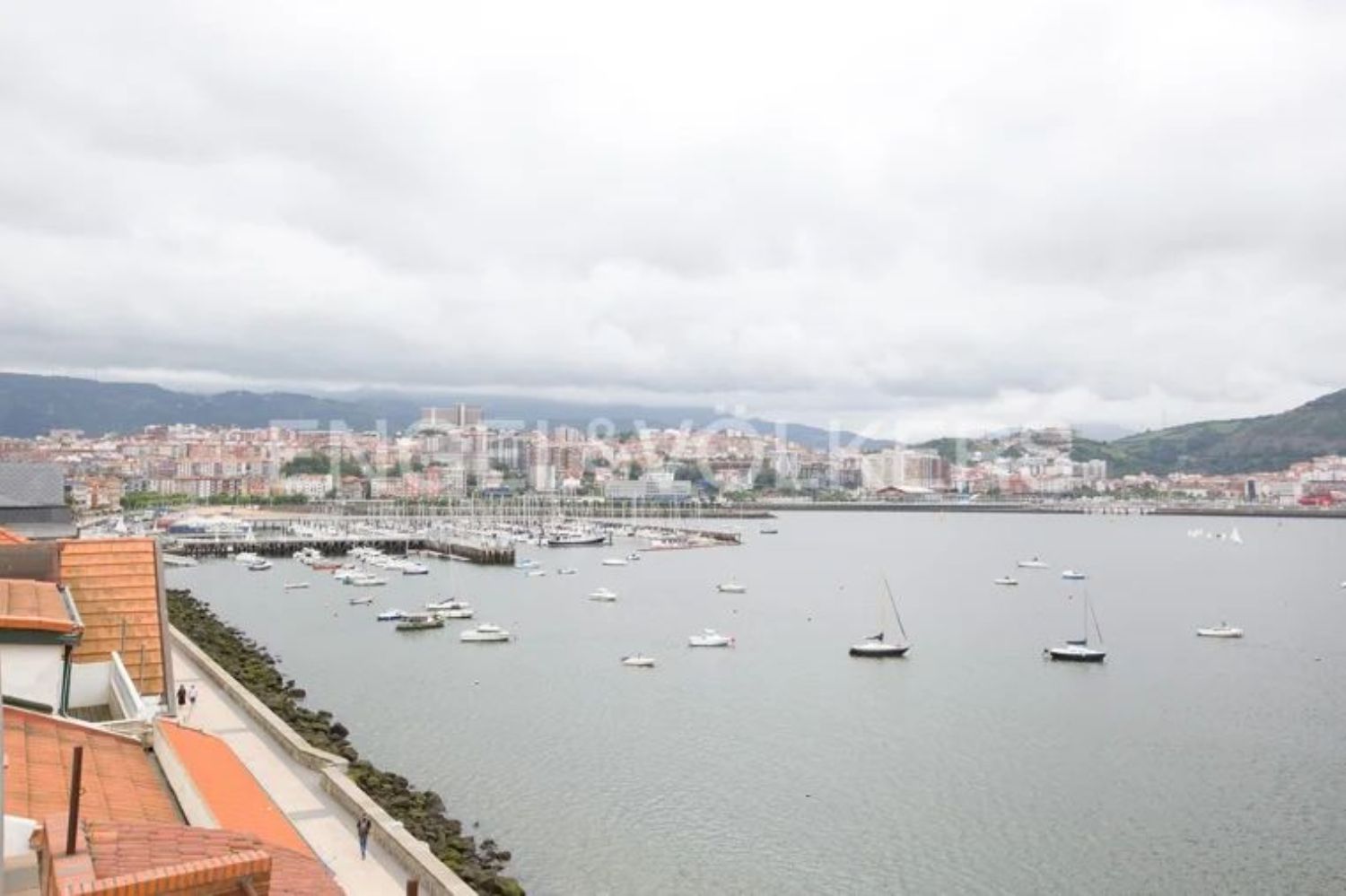 Duplex for sale on the seafront in Muelle de las Arenas, in Getxo