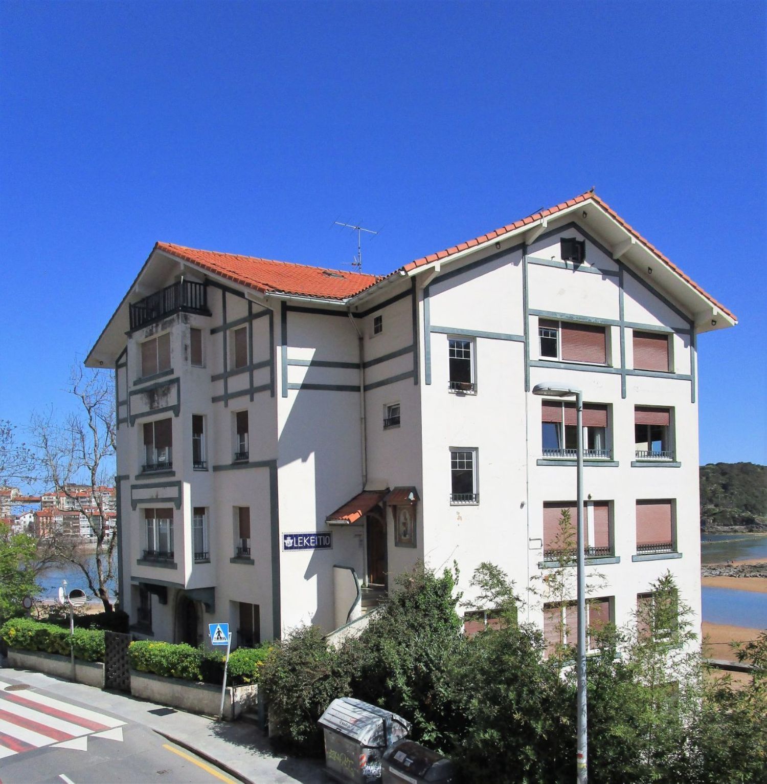 Duplex for sale on the seafront in Santa Elena, in Lekeito