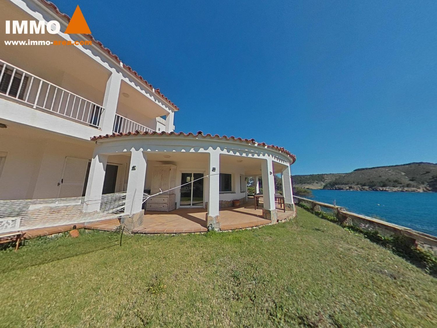 House for sale on the seafront on Carrer Port del Rei, in L'Escala