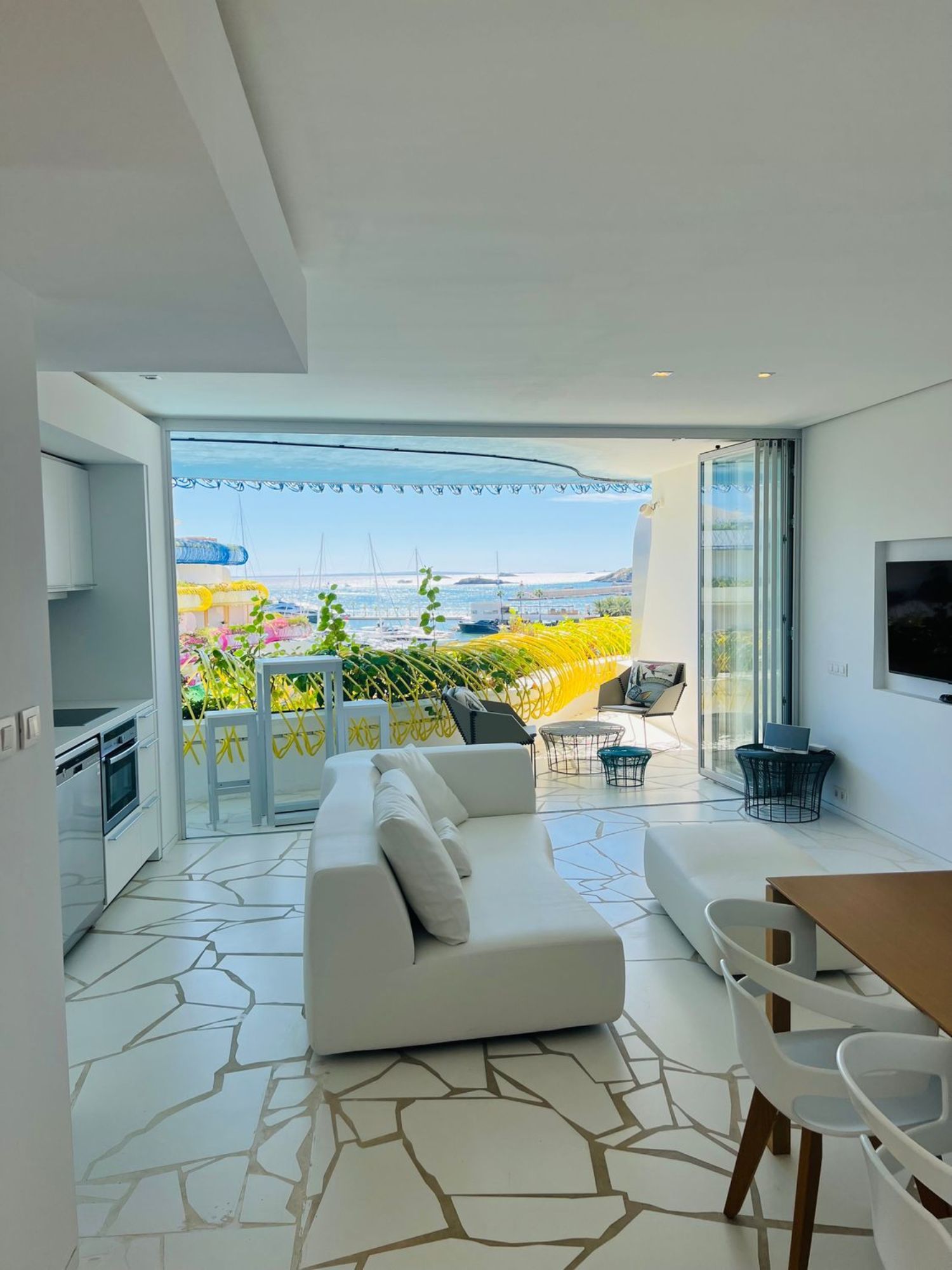 Apartamento para venda à beira-mar em Marina Botafoc, em Ibiza