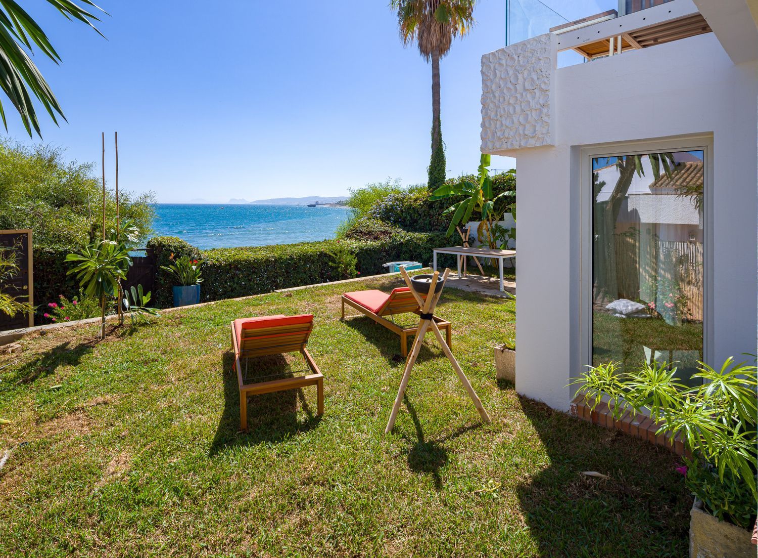House for sale on the seafront in Estepona