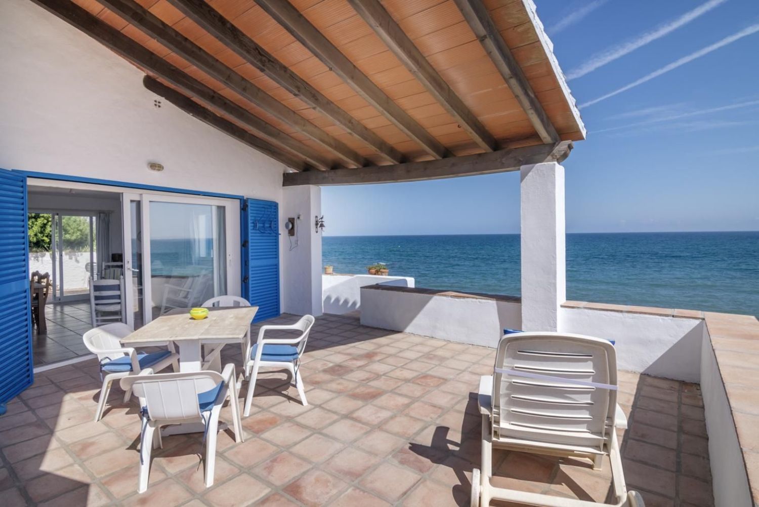 House for sale on the seafront in La Paz, in Estepona