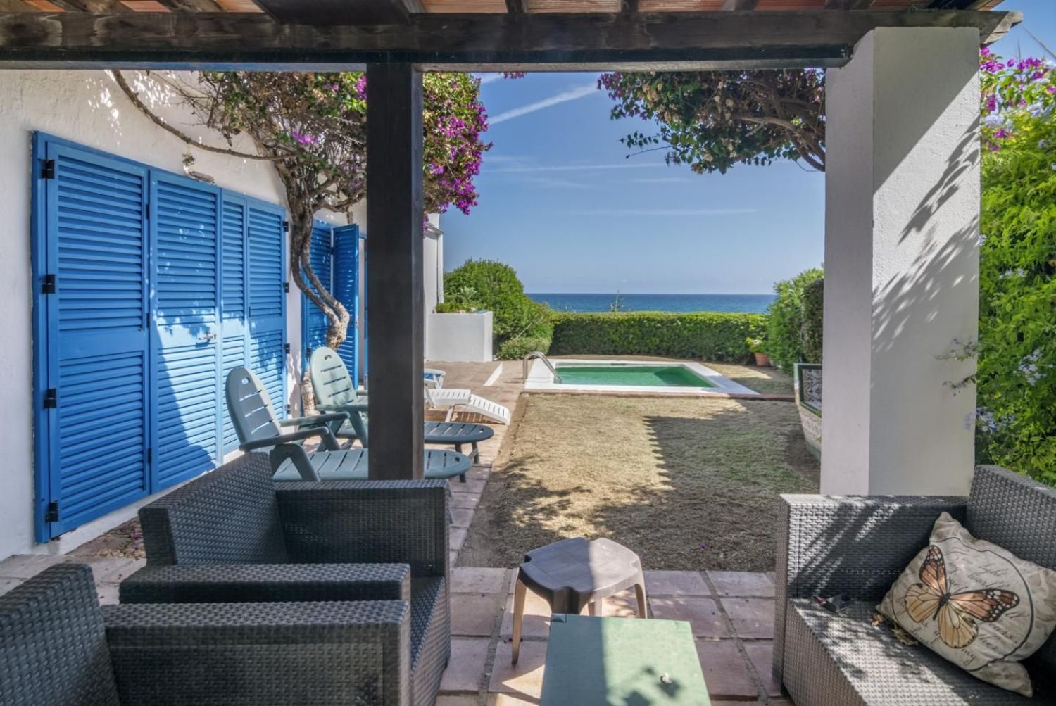 House for sale on the seafront in La Paz, in Estepona