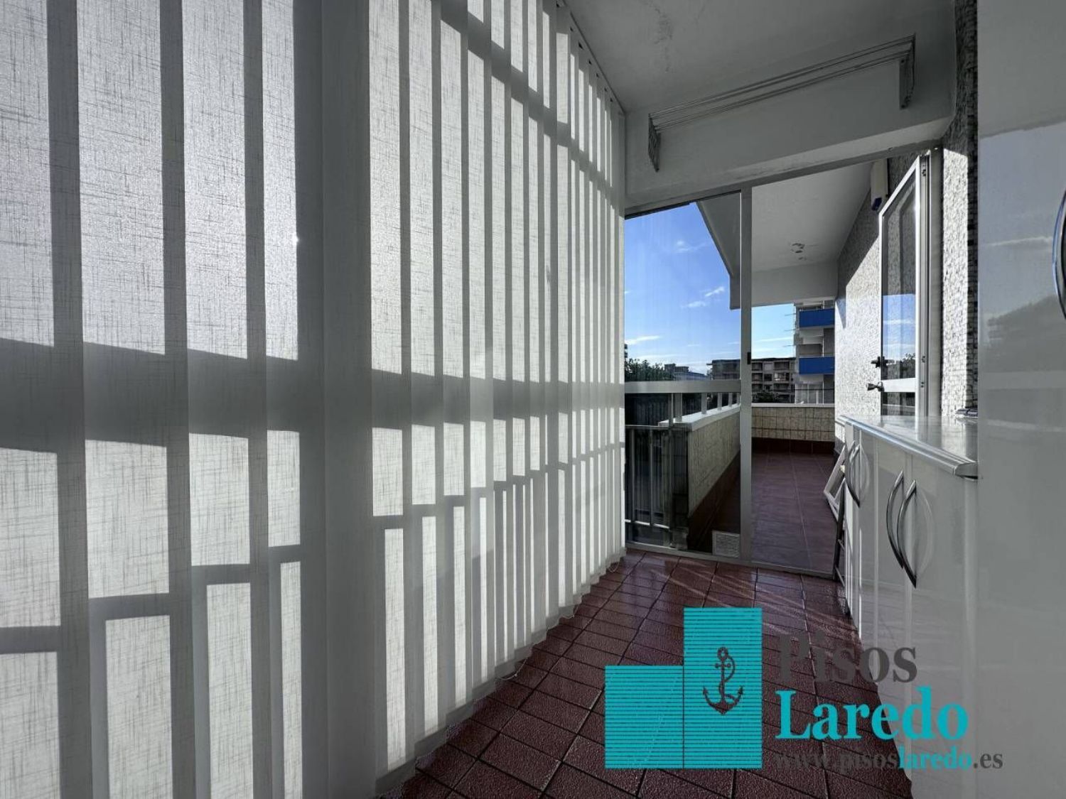 Apartamento à venda à beira-mar na Av. Enrique Mowinkel, em Laredo