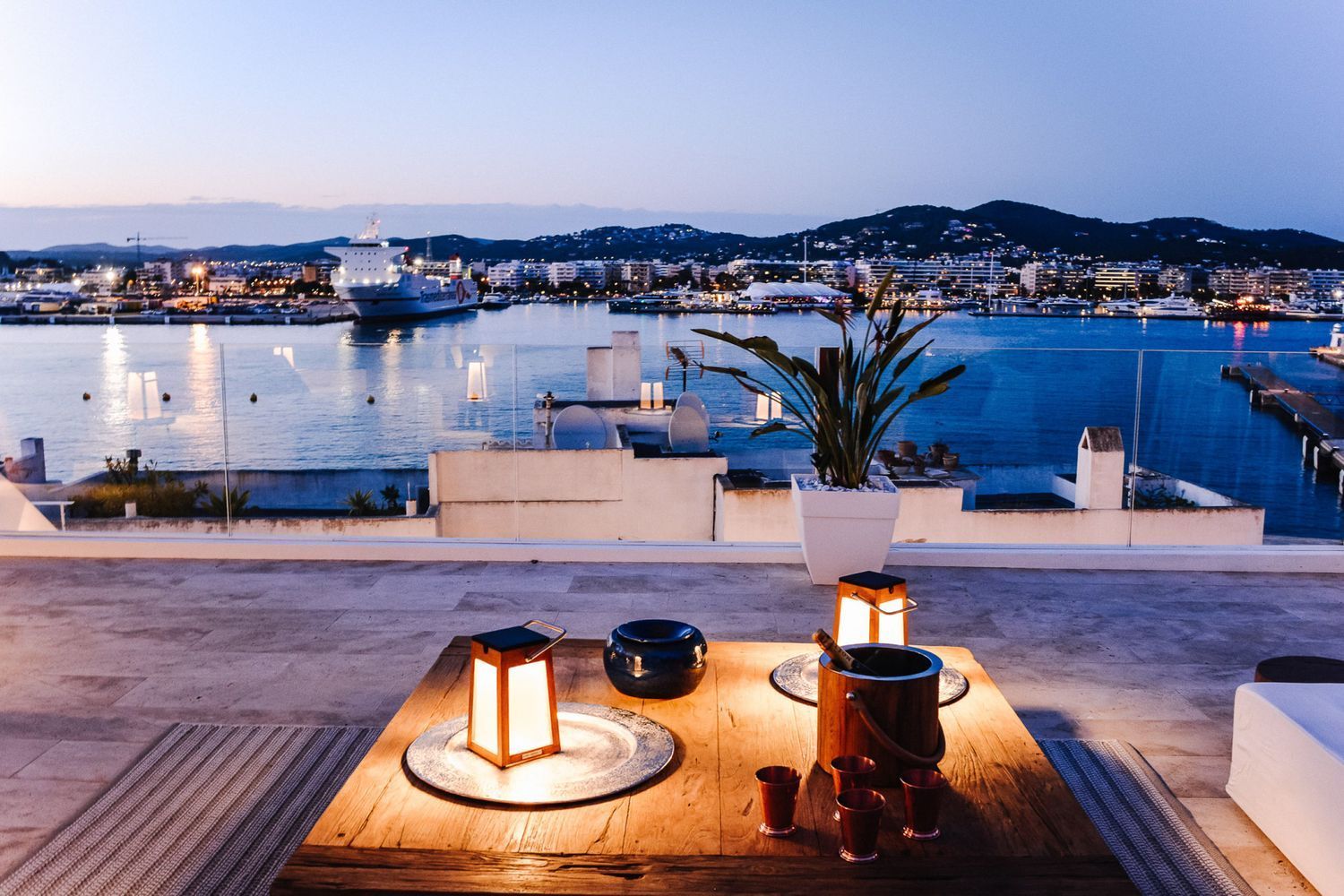 Piso en venta en primera línea de mar en Ibiza