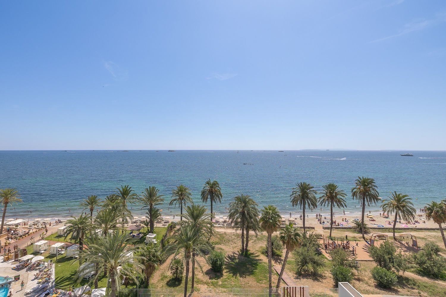 Ático en venta en primera línea de mar en Playa d'en Bossa, en Ibiza