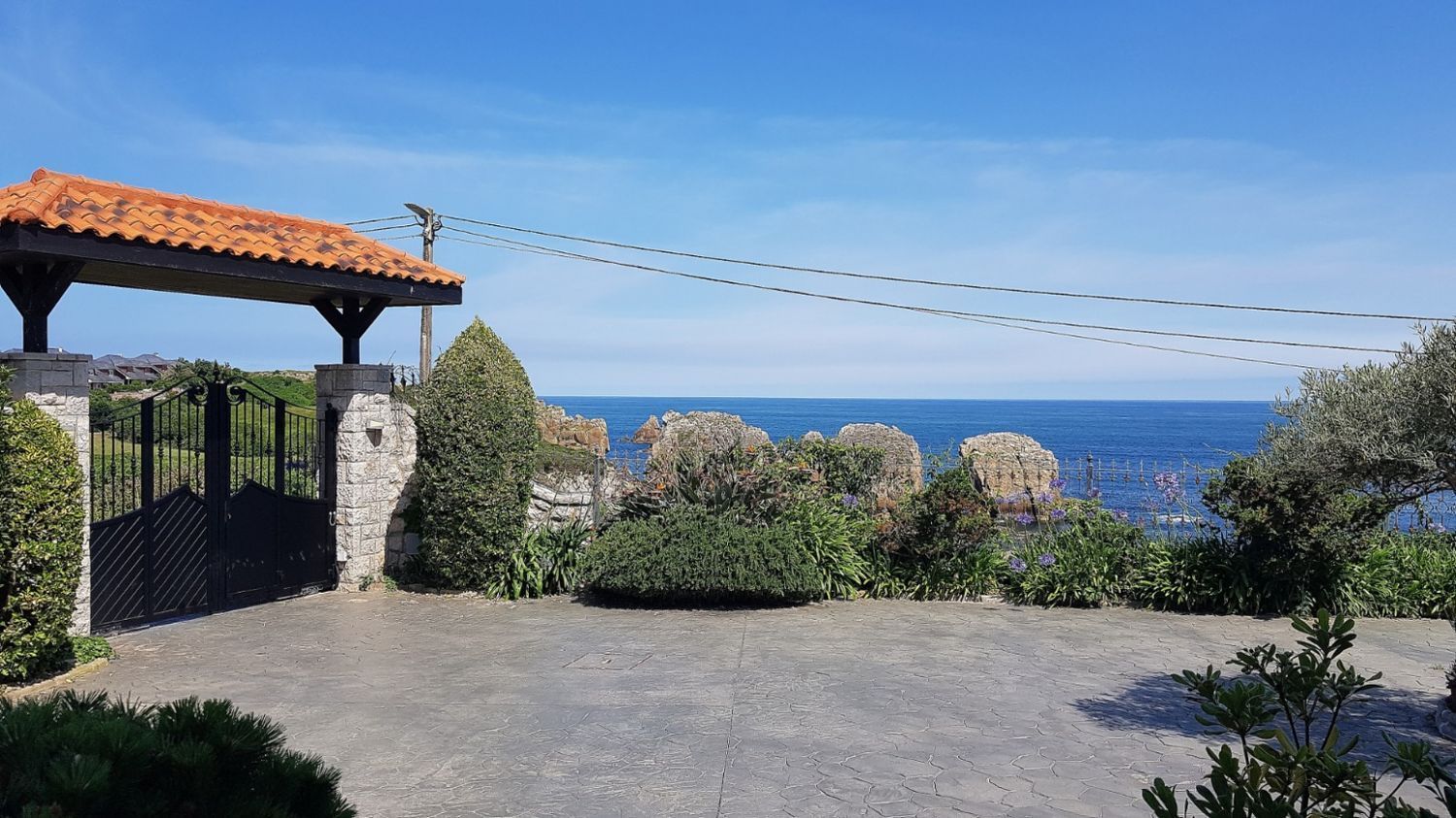 House for sale on the seafront in the Las Cerreas neighborhood, in Peilagos